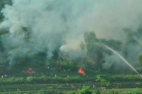 Các lực lượng chức năng của thành phố Lào Cai phối hợp cùng nhân dân địa phương xã vùng cao Tả Phời diễn tập phòng chống cháy rừng mùa khô 2016. Ảnh do UBND thành phố Lào Cai cung cấp