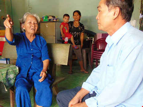 Chỉ về hướng bãi rác Đông Thạnh, bà Phan Thị Liễu than nhiều lúc phải bỏ cơm vì mùi hôi thối. 