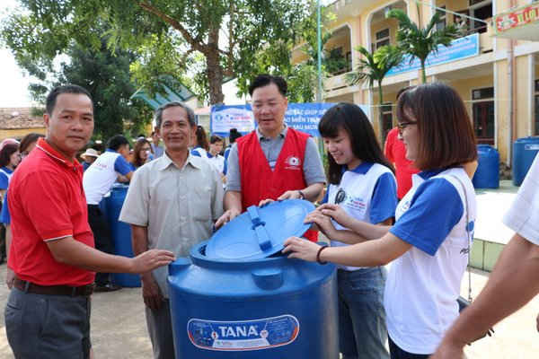 Đại diện Tập đoàn Tân Á Đại Thành trao tặng người dân 50 Bồn nhựa Tân Á