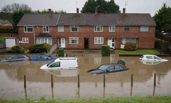 Hình ảnh những chiếc xe hơi ngập nước đang bị bỏ rơi ở Hartcliffe, Bristol sau trận bão Angus vào ngày 21/11. Ảnh: Matt Cardy / Getty Images