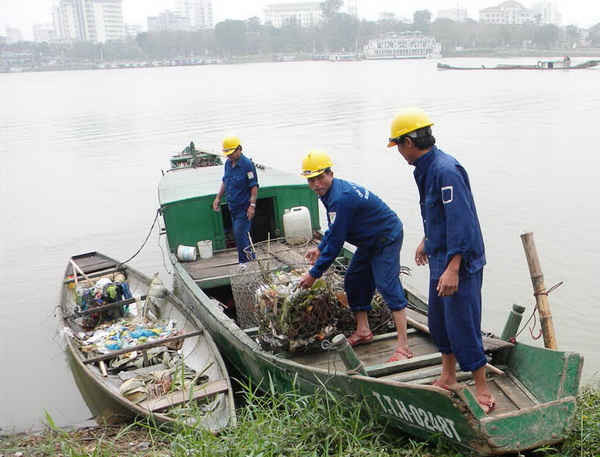Công nhân môi trường vớt rác làm sạch dòng sông 