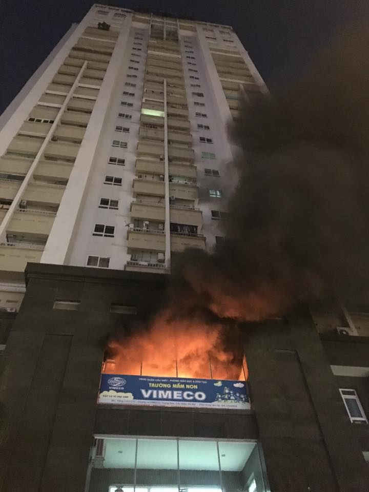 Ngọn lửa bùng phát từ tầng 3 toà nhà Vimeco. Ảnh: Otofun