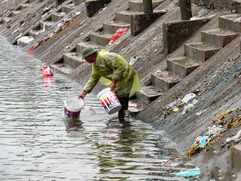 Một số người dân vẫn sử dụng nguồn nước từ biển dù xung quanh toàn rác