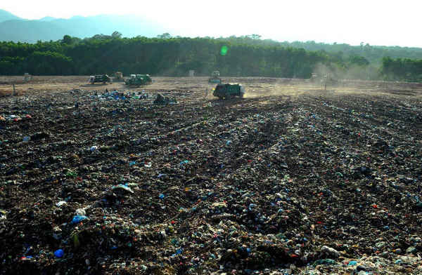 Hà Nội tăng cường vệ sinh môi trường vùng ảnh hưởng bãi rác Nam Sơn. Ảnh: MH
