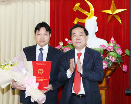 Ông Lê Thanh Sơn - Phó Chủ tịch UBND TP Hải Phòng (bên phải) trao Quyết định bổ nhiệm Phó giám đốc Sở TN&MT TP Hải Phòng cho ông Trần Văn Phương