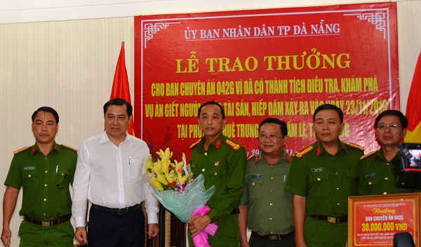 Chủ tịch UBND TP. Huỳnh Đức Thơ thưởng nóng cho Ban chuyên án 042G