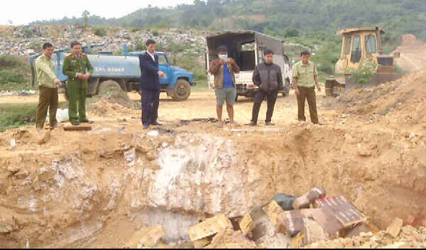 Các lực lượng chức năng tỉnh Lào Cai và thành phố Lào Cai tổ chức tiêu hủy hơn 1.500 kg nội tạng gia cầm và thịt động vật đông lạnh không rõ nguồn gốc bị thu giữ ngày 28/11/2016. Ảnh Báo Lào Cai