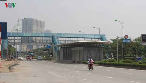 Nhà chờ xe buýt nhanh BRT trên đường Lê Văn Lương đã sẵn sàng hoạt động.
