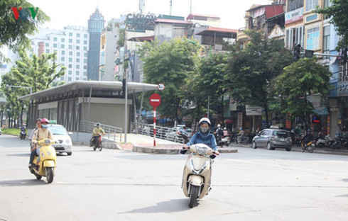 Một nhà chờ xe buýt nhanh BRT trên đường Lê Văn Lương.