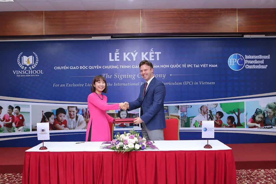 Bà Lê Thị Thu Huyền, Giám đốc khối mầm non Vinschool và ông Peter De Beer, Giám đốc điều hành IPC ký kết chuyển giao độc quyền chương trình tại Việt Nam ngày 3/11/2016.