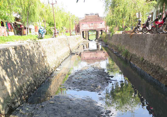 Kênh dẫn nước dưới Chùa Cầu một di sản văn hoá của TP Hội An đang bị ô nhiễm nghiêm trọng