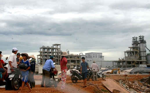Người dân sinh sống gần Nhà máy Sô-đa thuộc Khu Kinh tế mở Chu Lai, Quảng Nam không chịu nổi mùi hôi thối