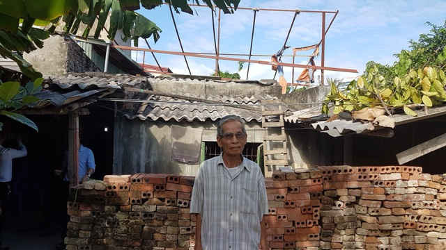 Ông Trần Văn Khích bên ngôi nhà sắp bị UBND phường Đông Khê cưỡng chế