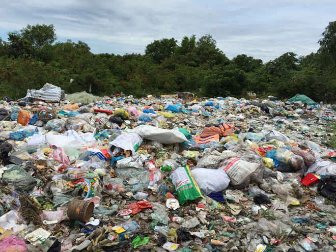 Lượng rác thải tại bãi rác tạm ấp Bình Trung ngày càng nhiều, không được xử lý gây tác động xấu đến môi trường
