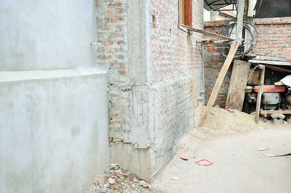Cận cảnh phần lấn chiếm vào đường đi chung của ngõ của công trình xây dựng nhà ở gia đình ông Đinh Văn Nhã