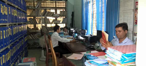 Nhân viên ngồi làm việc trong kho lưu trữ hồ sơ tại Chi nhánh văn phòng đăng đất đai Ea Kar.  