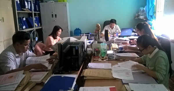 7 người chung phòng làm việc nhưng chỉ có 3 máy tính để làm việc tại văn phòng đăng ký đất đai huyện Krông Năng.