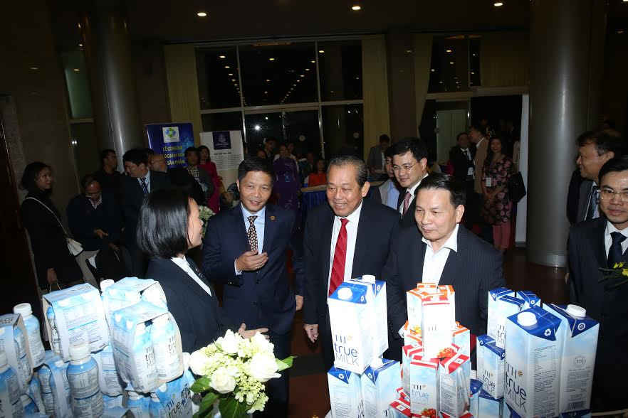  Phó Thủ tướng Trương Hòa Bình trò chuyện, tìm hiểu thông tin về thương hiệu TH true MILK bên lề Lễ trao biểu trưng tối 30/11