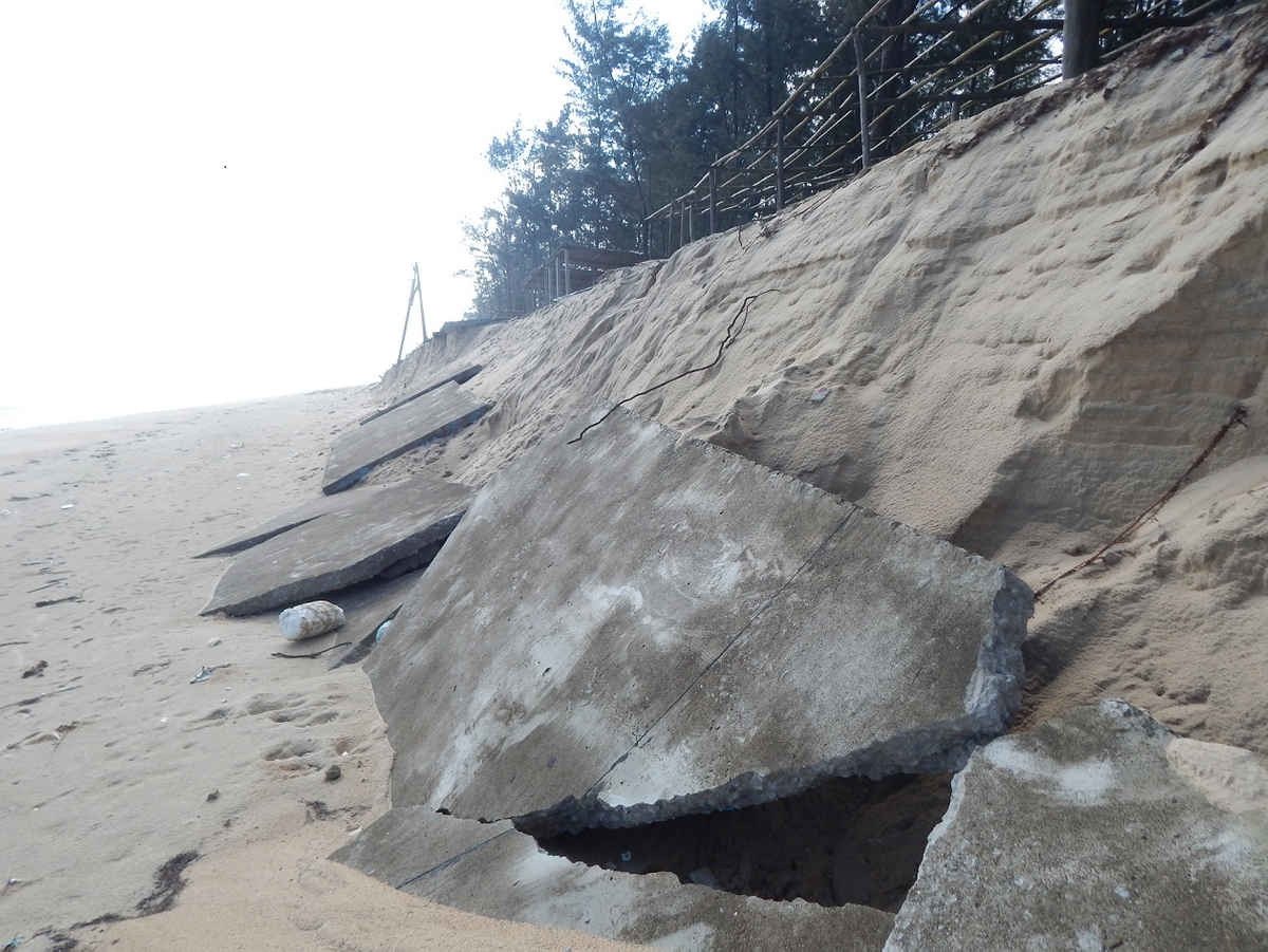 Tuyến đường bê tông ven bãi tắm Vinh Thanh bị sóng đánh sập đổ
