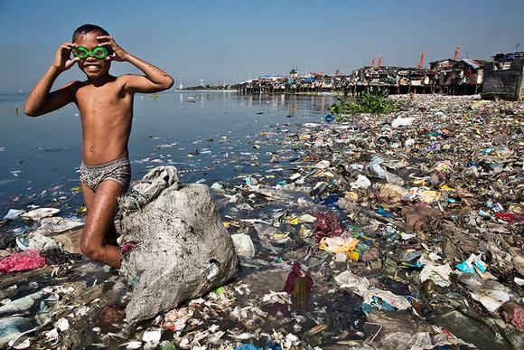 Ô nhiễm môi trường nghiêm trọng. Trẻ em bất chấp nguy hiểm về sức khỏe khi hằng ngày thu lượm rác trôi nổi trên nước. 