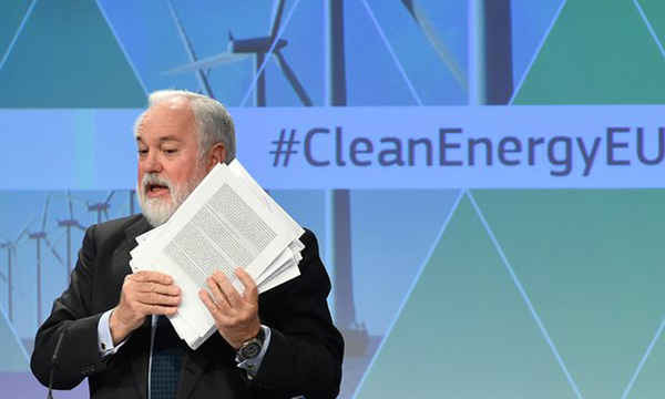 Ông Miguel Arias Canete, Ủy viên EU đặc trách vấn đề khí hậu và năng lượng phát biểu tại một cuộc họp báo về gói năng lượng sạch tại trụ sở EU ở Brussels, Bỉ vào ngày 30/11/2016. Ảnh: John Thys / AFP / Getty Images
