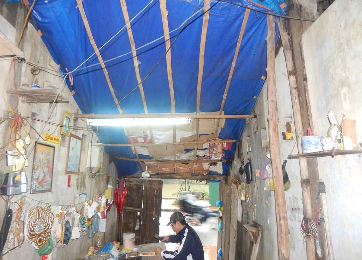 Ông Khoa đành lấy tạm xốp và mấy tấm ni lông che chắn trên mái nhà để tránh bị dột vào mùa mưa