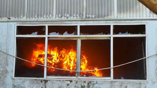 Sức nóng khiến các cửa kính đều nổ vỡ tan.
