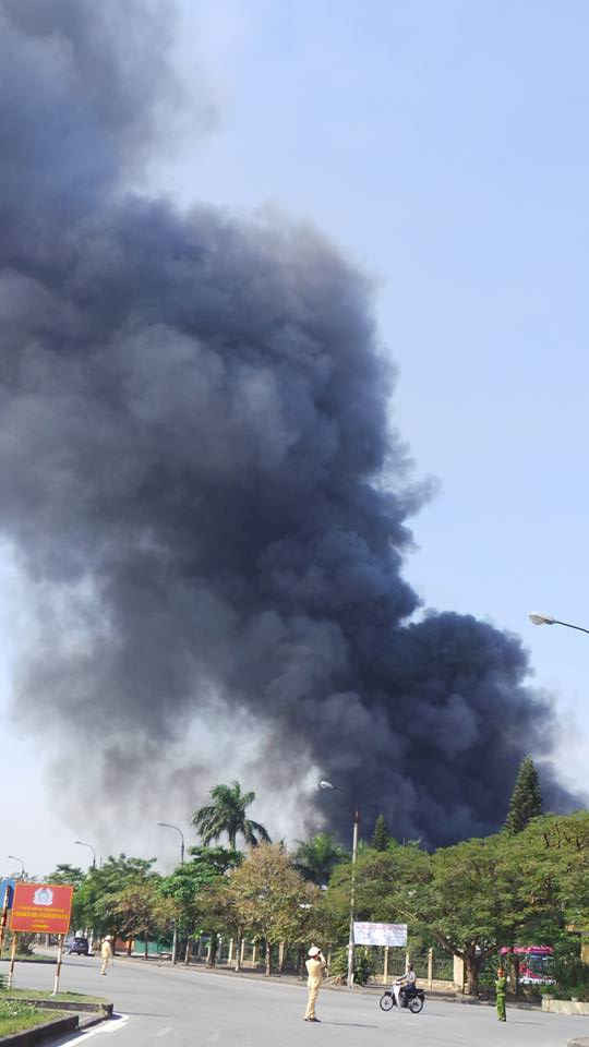 Cột khói đen khổng lồ bốc lên từ đám cháy.