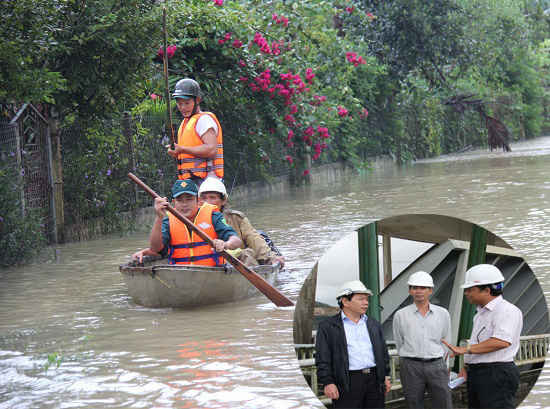 Phó Chủ tịch UBND tỉnh Đặng Văn Minh đi kiểm tra và trao đổi với lãnh đạo huyện Đức Phổ về công tác phòng tránh, khắc phục thiện hại mưa lũ