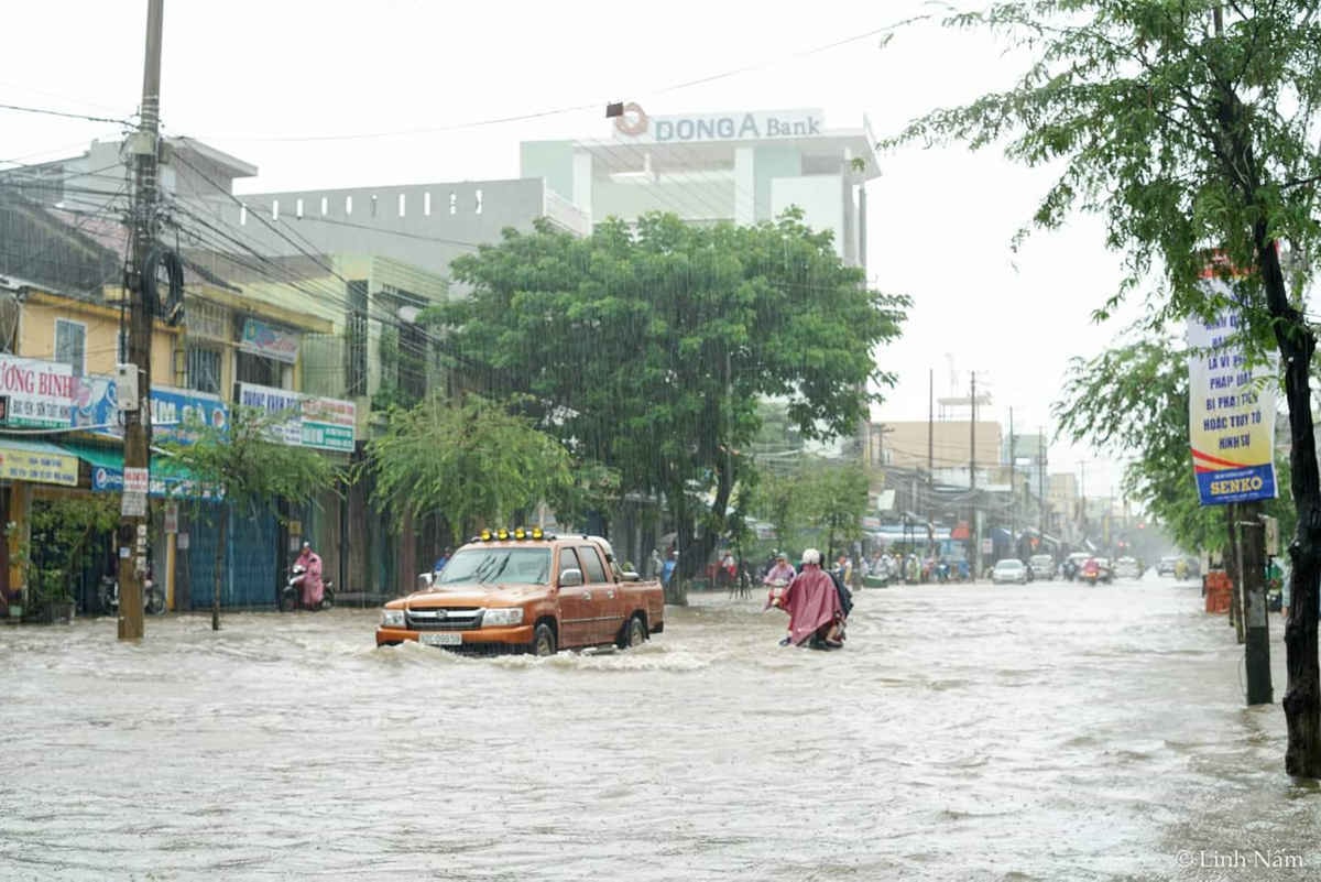 Các trục đường chính của thành phố Tam Kỳ đã bị ngập nặng