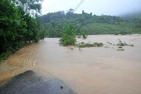 Tại huyện Nông Sơn lũ dâng cao khiến nhiều khu vực bị cô lập