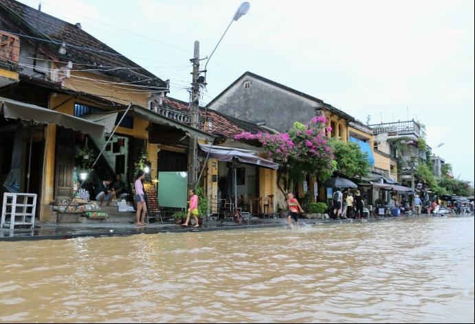 Đường Bạch Đằng, TP. Hội An đã bị ngập nặng do mực nước sông Hoài tiếp tục dâng cao