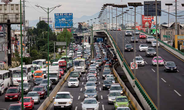 Những chiếc ô tô trên đường ở Mexico City, Mexico. Ảnh: Brett Gundlock / Getty Images
