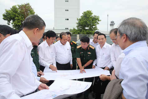 Phó Thủ tướng Thường trực Trương Hòa Bình nghe đơn vị chức năng báo cáo tính hình bảo đảm an toàn bay tại Cảng HKQT Tân Sơn Nhất. 