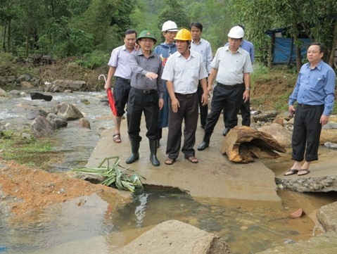 Chủ tịch UBND tỉnh Bình Định Hồ Quốc Dũng cùng các sở, ngành của tỉnh kiểm tra thực tế cầu Ráp An (xã An Vinh) bị lở mố