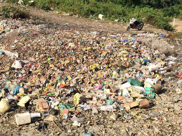 Bãi rác nằm sát Quốc lộ 15C và sông Mã sẽ khó kiểm soát được ô nhiễm