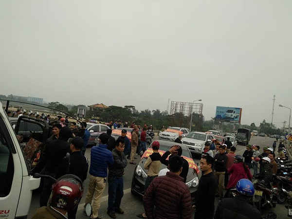 Rất đông người dân dựng xe và chặn đường ở phía nam cầu Bến Thủy 1 để phản đối thu phí