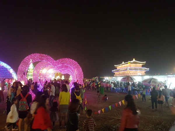 Lễ hội đèn lồng khổng lồ diễn ra trong thời gian từ 3/12/2016 tới 22/1/2017, tại Trung tâm thương mại Lepare, Gamuda City (Yên Sở, Hà Nội)