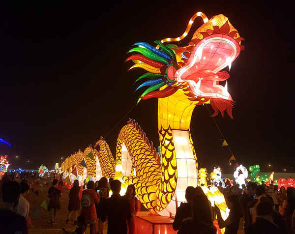 Lễ hội cũng tái hiện những thắng cảnh nổi tiếng cùng chủ đề 12 con giáp trong tín ngưỡng người Việt Nam