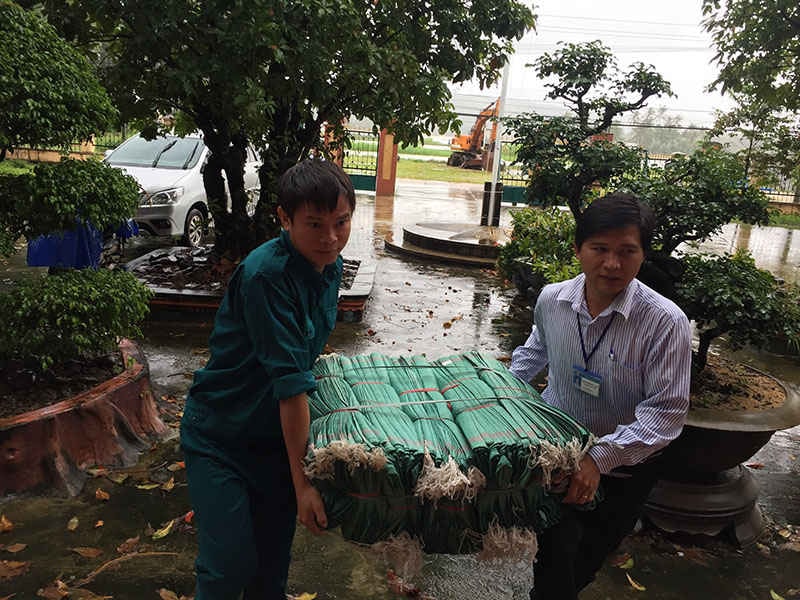 Lực lượng thanh niên xung kích chuyển bao cát về để xã Hoài Sơn (tỉnh Bình Định) khắc phục sạt lở bờ suối