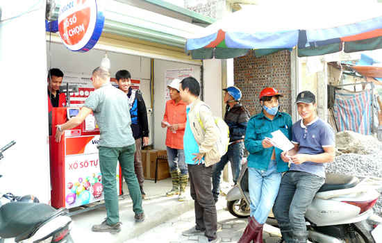Hình ảnh PV Báo Kinh tế & Đô thị tại các điểm bán hàng của Vietlott tại Hà Nội.
