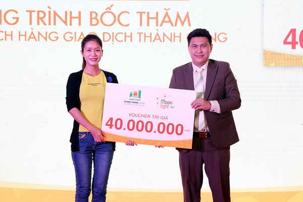 Ông Nguyễn Nam Hiền – Tổng giám đốc Hưng Thịnh Land trao giải thưởng cho khách hàng giao dịch thành công và may mắn nhất đã trúng thưởng Voucher chiết khấu trị giá 40 triệu đồng (giá trị voucher được giảm trực tiếp trên hợp đồng giao dịch của khách hàng)