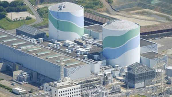 Lò phản ứng hạt nhân số 1 (bên trái) và lò phản ứng hạt nhân số 2 tại nhà máy ĐHN Sendai. Ảnh: Kyodo