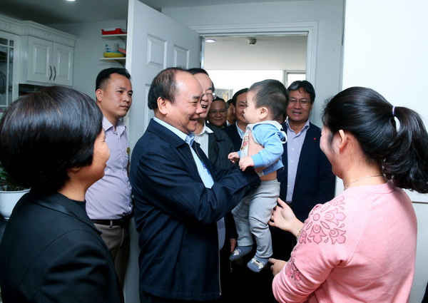 Thủ tướng Nguyễn Tấn Dũng thăm một gia đình trong Khu đô thị 
