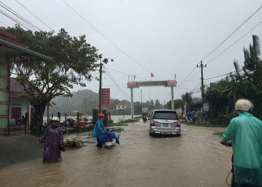 Sáng nay, nhiều tuyền đường liên thôn, liên xã tại huyện Nghĩa Hành bị ngập sâu trong nước