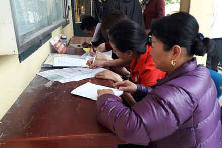 Người dân tới làm thủ tục đăng ký sang tên đổi chủ trên đường Thái Hà, quận Đống Đa (Hà Nội). 