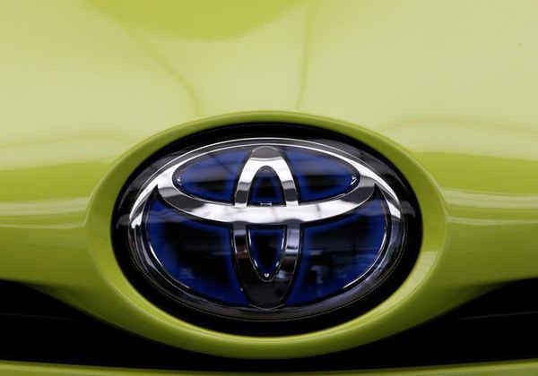 Logo của Toyota Motor Corp được dán trên một chiếc xe hơi ở Tokyo, Nhật Bản vào ngày 8/11/2016. Ảnh: REUTERS / Kim Kyung-Hoon