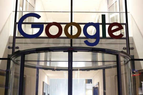 Logo của Google trên lối vào của Google Germany có trụ sở tại Hamburg, Đức vào ngày 11/7/2016. Ảnh: REUTERS / Morris Mac Matzen