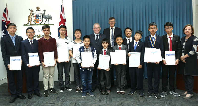 Đại sứ quán Australia tại Việt Nam trao chứng nhận cho các học sinh Việt Nam đạt giải tại cuộc thi Toán học Australia và Olympic toán học Australia dành cho học sinh trung học cơ sở.