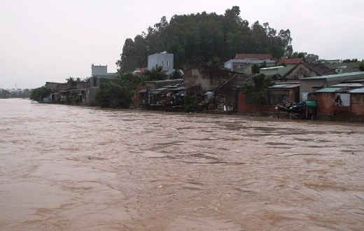 Nhiều khu dân cư ven sông Hà Thanh (tỉnh Bình Định) đang bị nước lũ uy hiếp